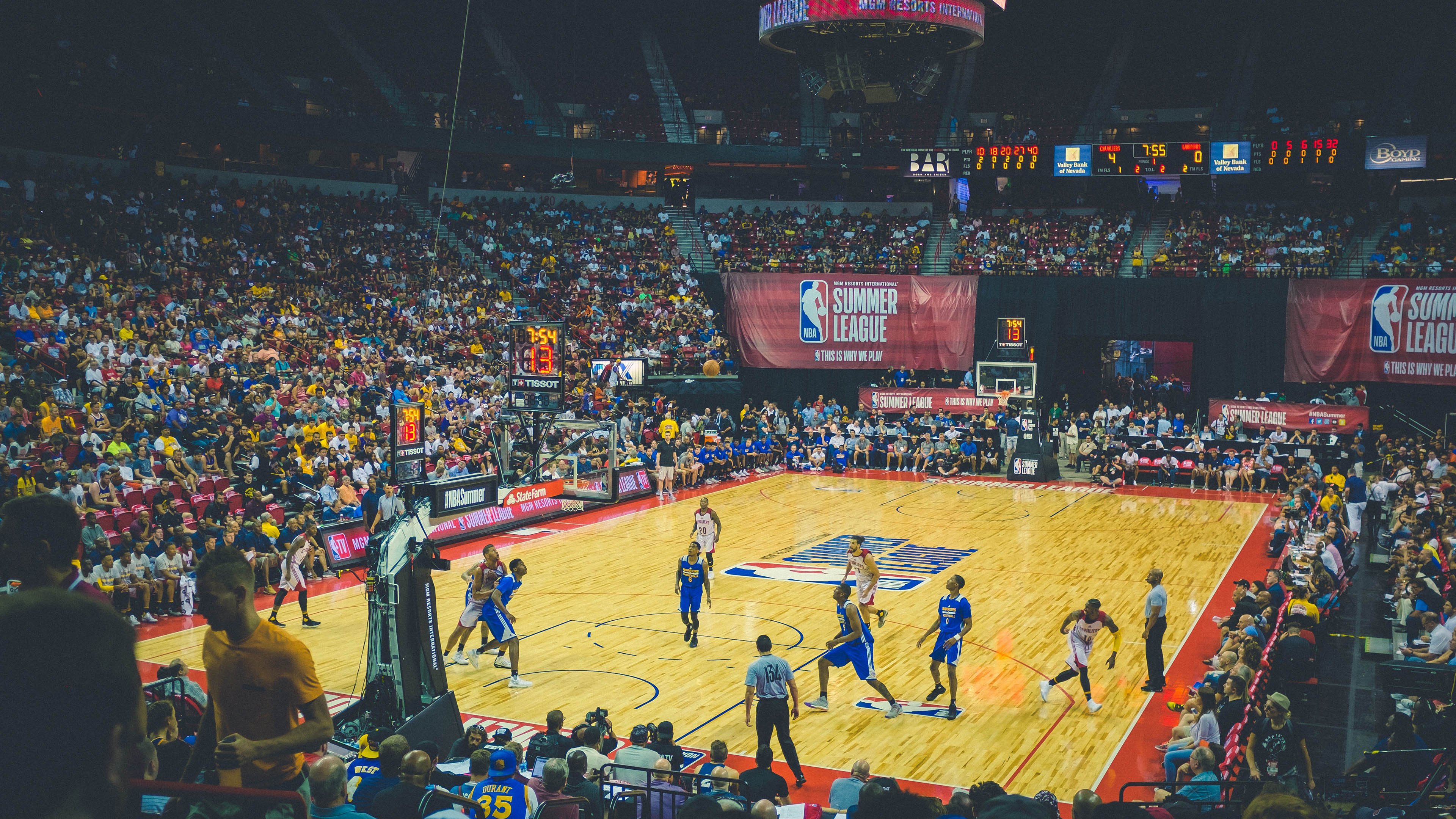 _冬季特色赛事：冰雪场地中的热血对决_，冰雪运动比赛视频